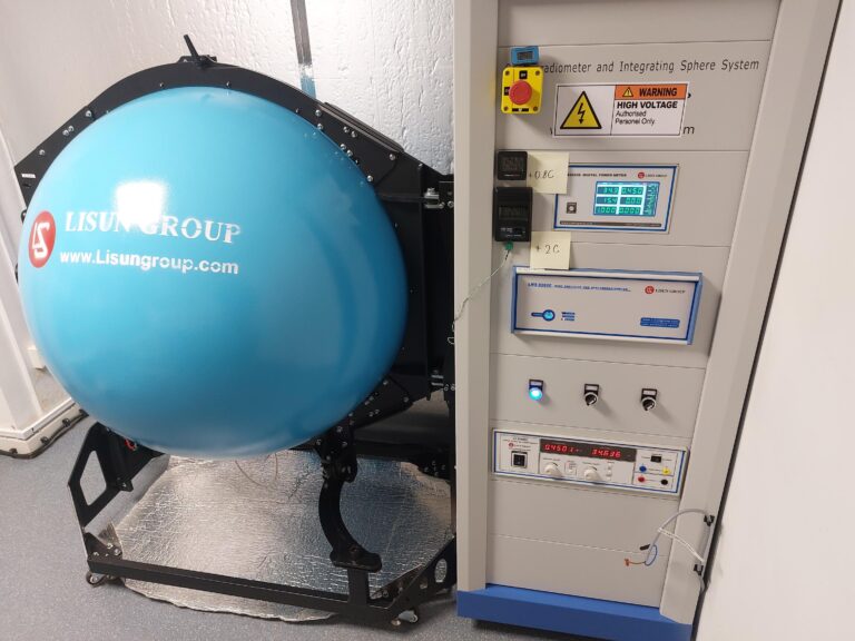 Britain-Customers successfully installed LPCE-2 (LMS-9000C) High Precision Spectroradiometer Integrating Sphere System by watching the video image